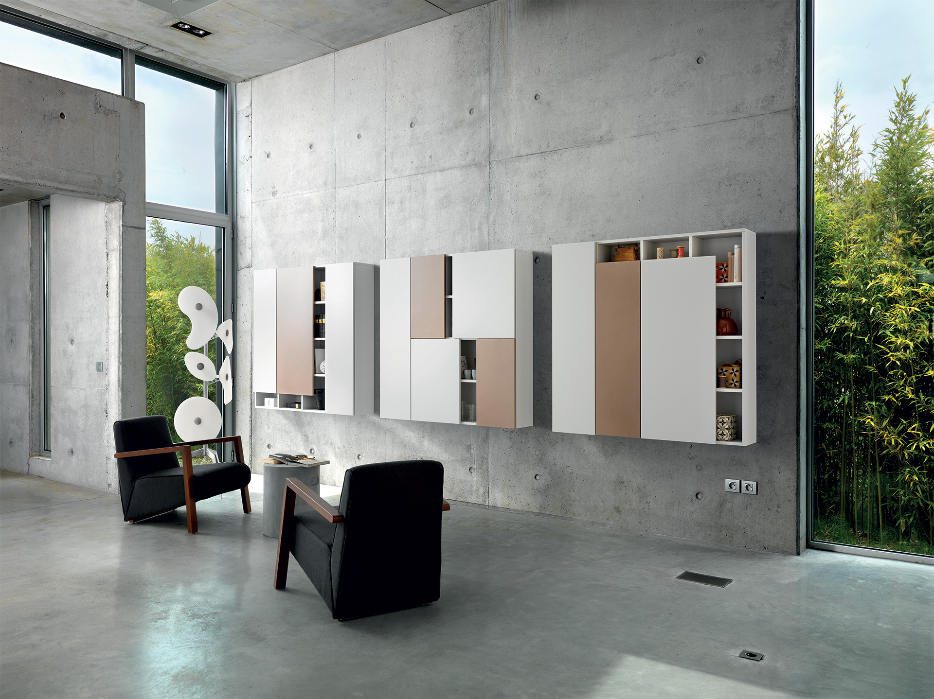 Vue de biais des 3 meubles de rangement ouverts design en coloris marron clair cacao, beige et blanc.