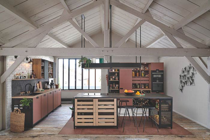cuisine épicerie avec casiers, cuisine ouverte sur la pièce à vivre coloris rose coral
