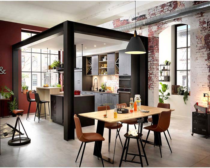 Cuisine style atelier ouverte sur la pièce de séjour