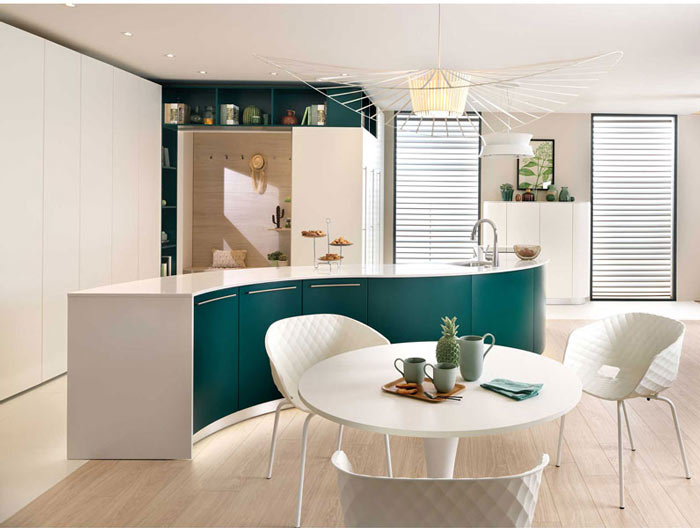 cuisine avec îlot central en L coloris vert émeraude et blanc brillant