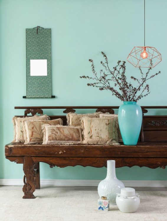 Banc en bois sur fond turquoise pour une déco de caractère