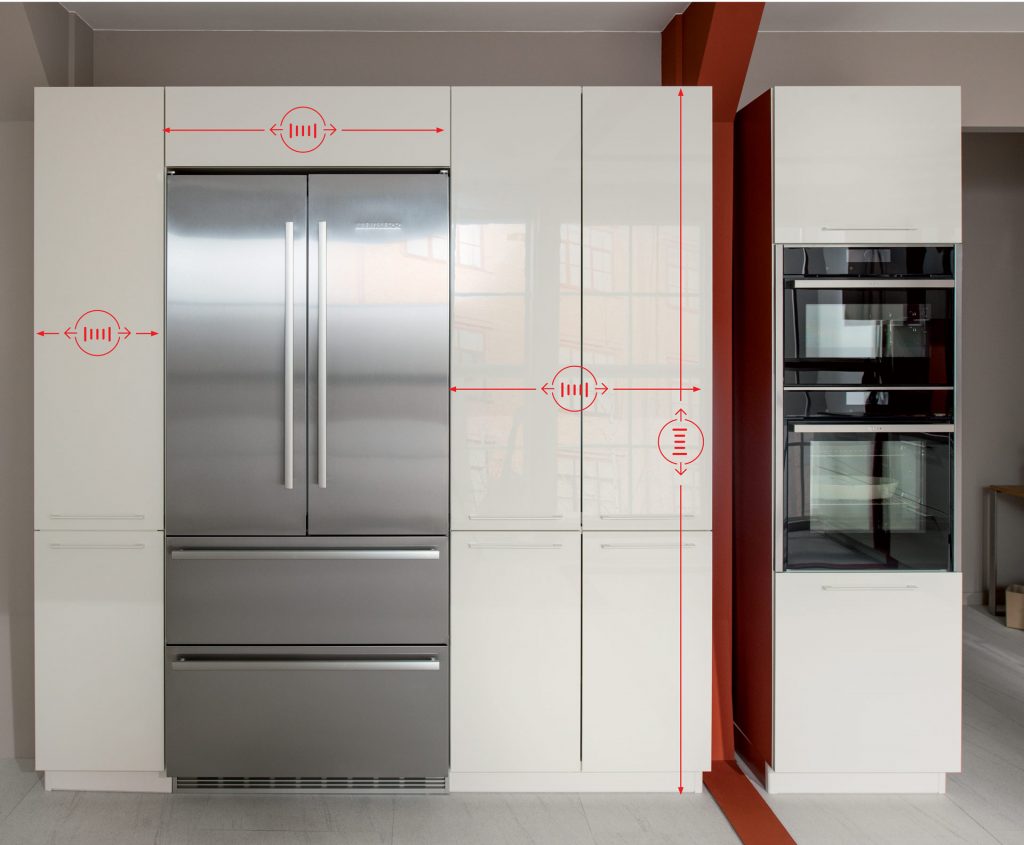 Vue de détail d'un meuble de rangement de cuisine Strass coloris beige, portes fermées, avec flèches indicatives pour le sur-mesure en hauteur et en largeur.