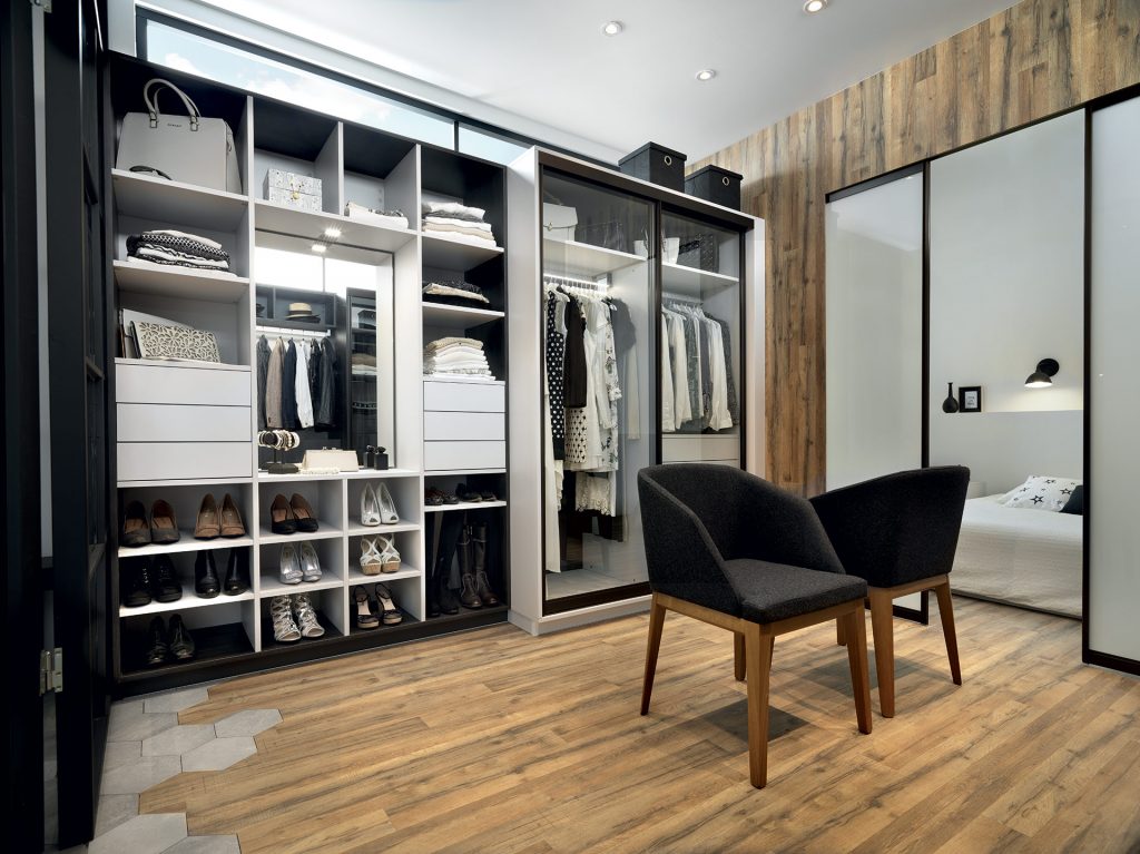 Vue de la partie femme du dressing Mr and Mrs, modèle Arcos, coloris noir effet bois et gris clair.