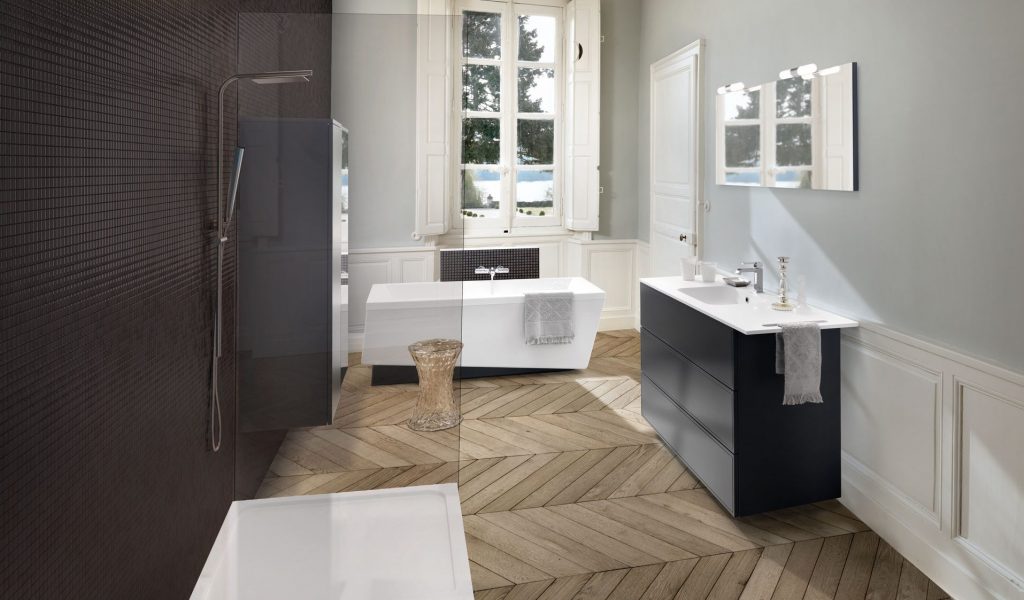 Vue d’ensemble de la salle de bains Boxea coloris noir et gris, avec douche italienne, baignoire, et meuble bas sous vasque.