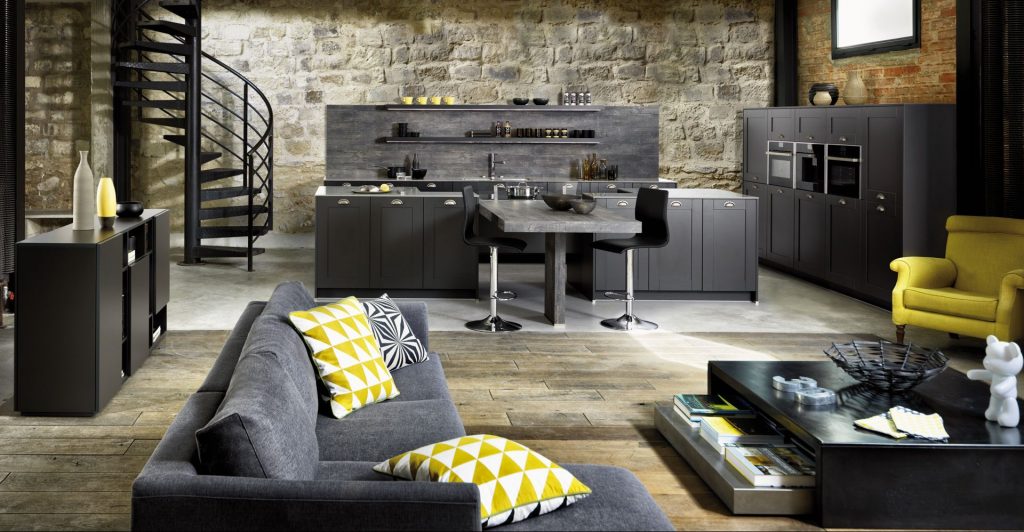 Vue d’ensemble de la cuisine Frame couleur gris foncé mat Caneo avec une vue du salon au premier plan, le canapé dans le champ.