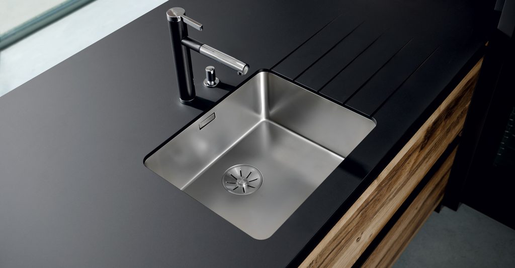 Vue du dessous de la cuve sous plan et rainurage égouttoir du plan de travail stratifié Compact Nano black.