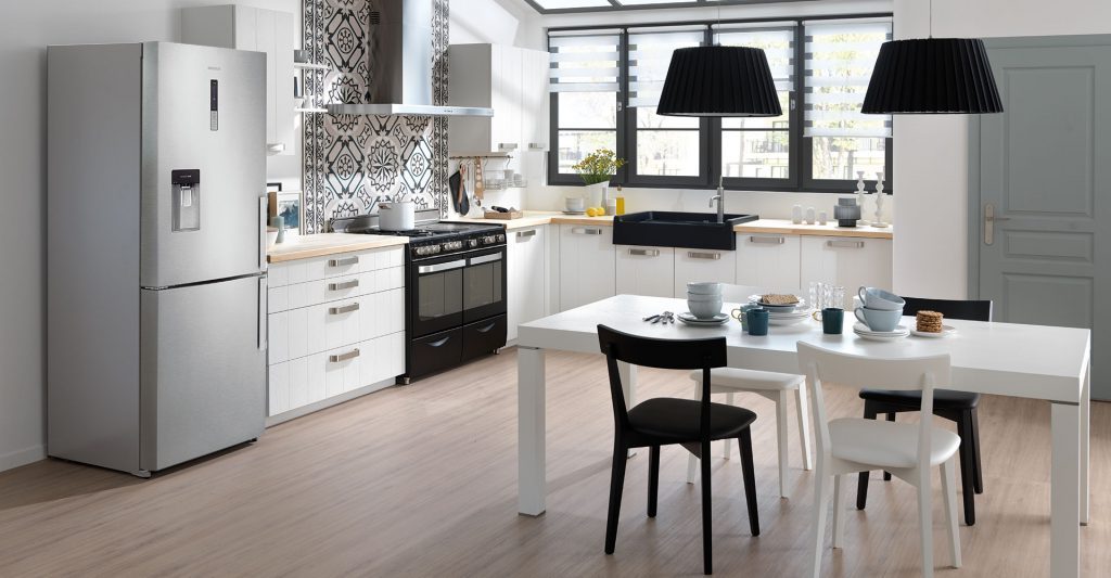 Vue d’ensemble de la cuisine Major Linea avec la table blanche et les chaises blanches et noires au premier plan.