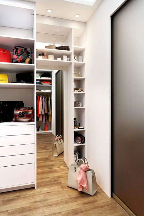 Miroir encadré d'étagères avec éclairage
