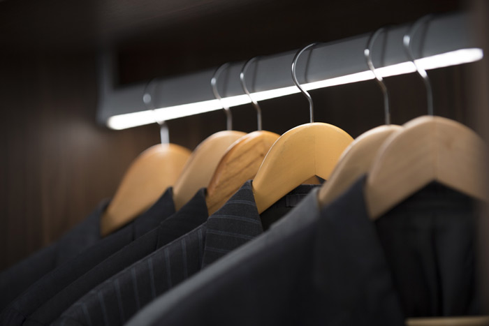 dressing avec éclairage et tringles