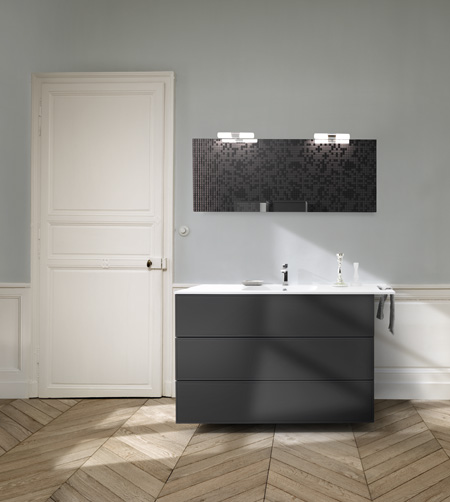 Vue de face du meuble de salle de bains noir dans la salle de bain Boxea.