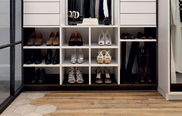 Zoom sur les étagères à chaussures du dressing Mr and Mrs Smith.