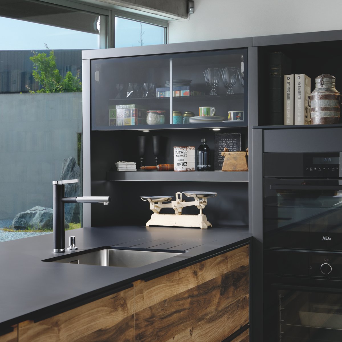 Meuble haut de cuisine avec vitrine fumée