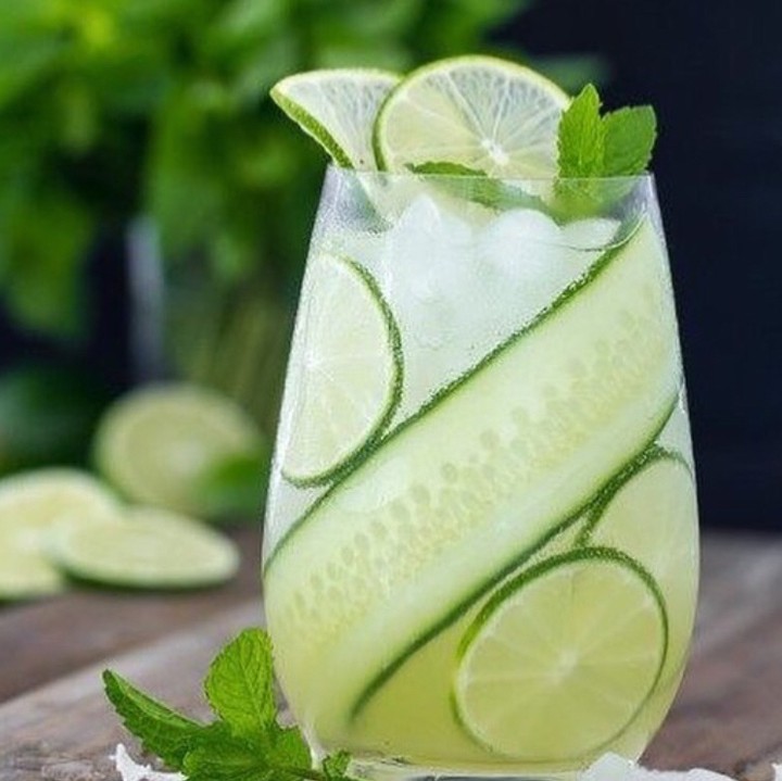 @thedetoxdailyreport nous propose une recette d'eau aromatisée avec concombre, citron vert et menthe... Savoureuse et fraîche !