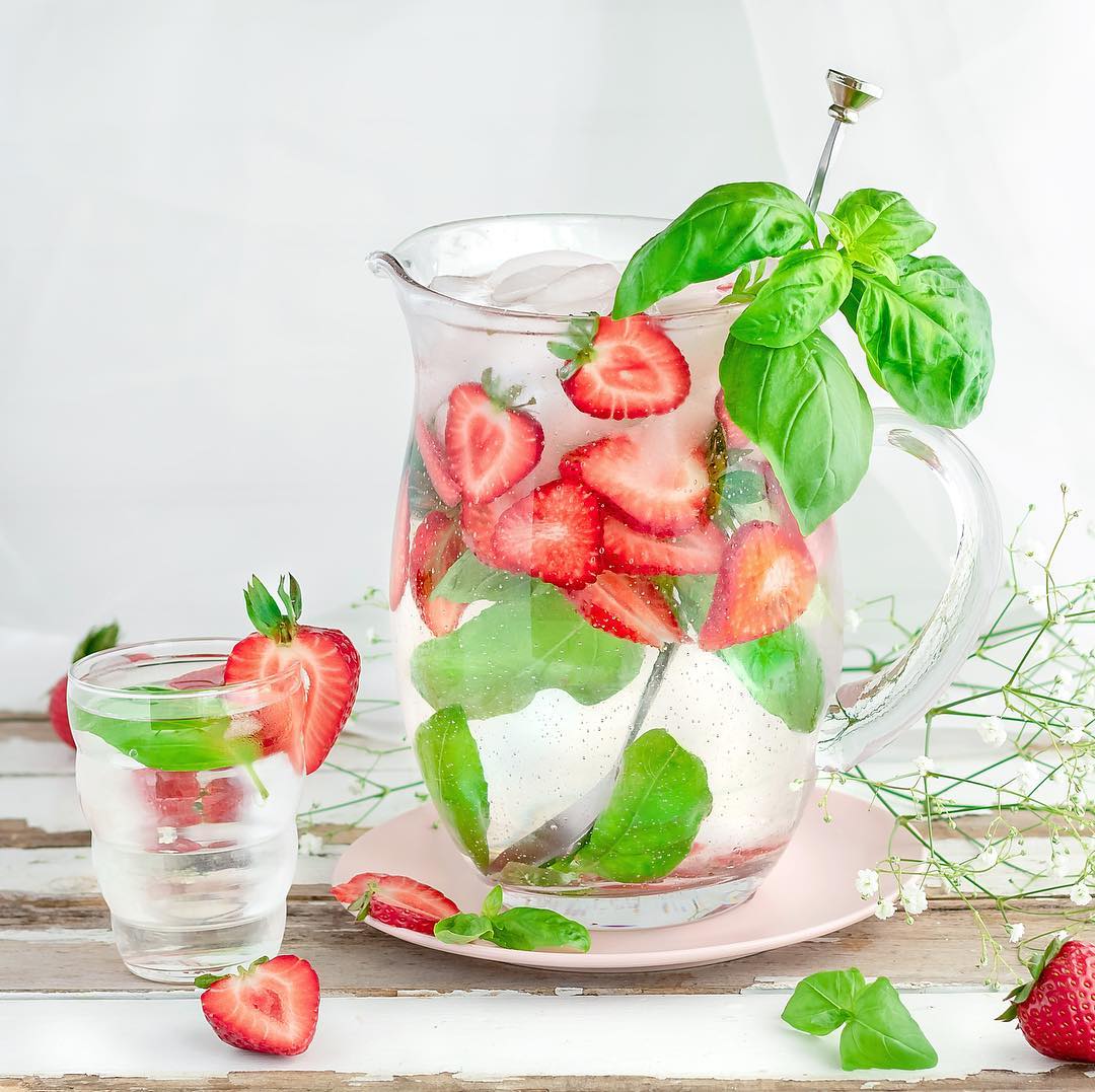 Eau infusée aux fraises et basilic, une idée de boisson rafraîchissante de @rachels.fit.kitchen