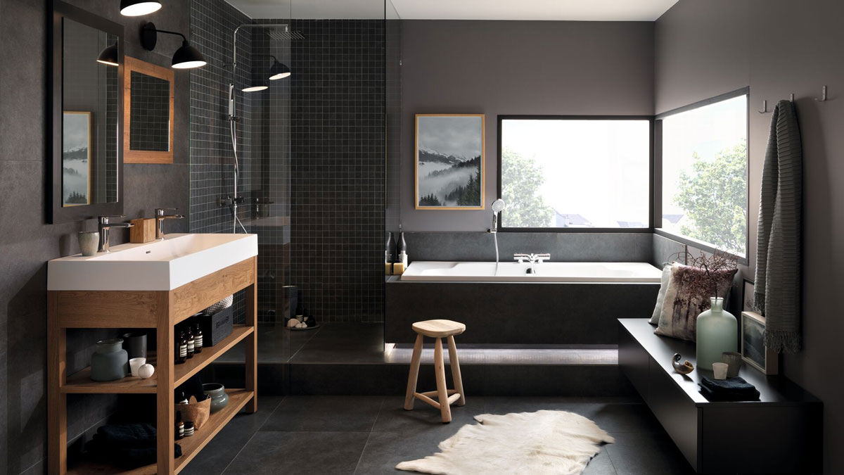 Salle de bain qui allie à la fois la douche et la baignoire 