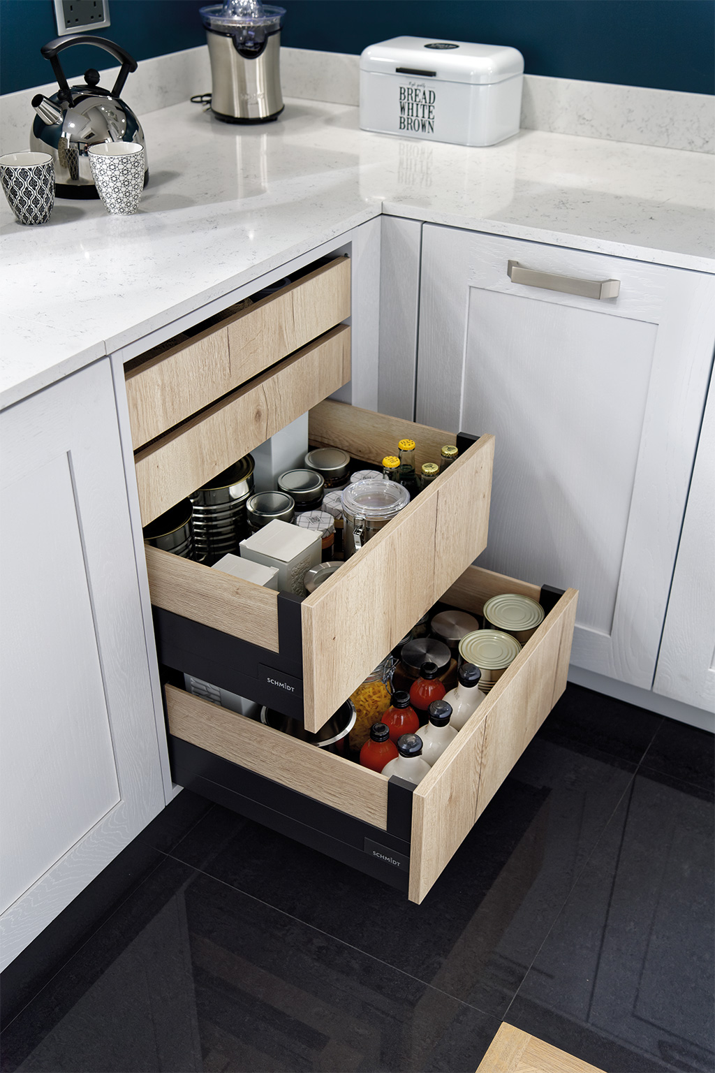 Buffet-déco gris clair vu d'en haut, placé dans un meuble bas, avec deux blocs coulissants ouverts.