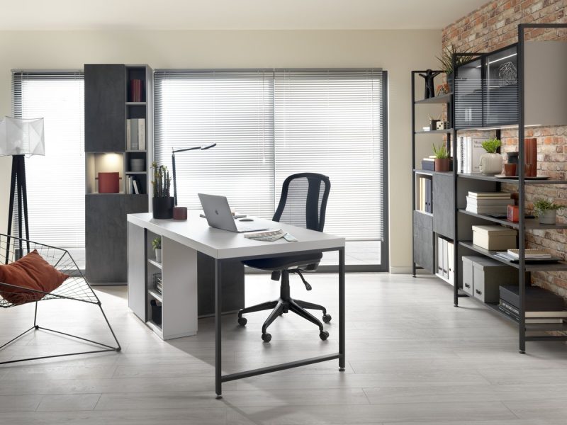 Bureau gris de style industriel avec étagères