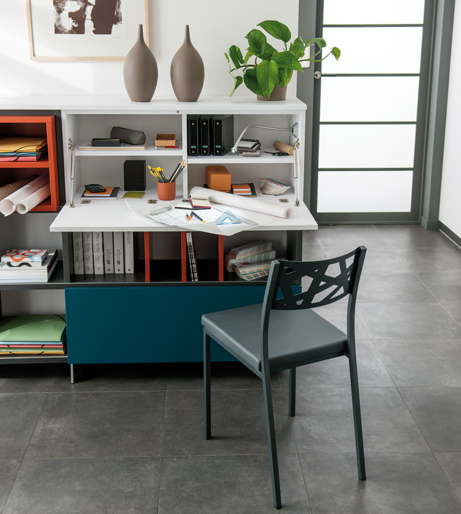 Espace de travail d'appoint ouvert dans un meuble d'entrée en coloris orange, blanc, gris et bleu.