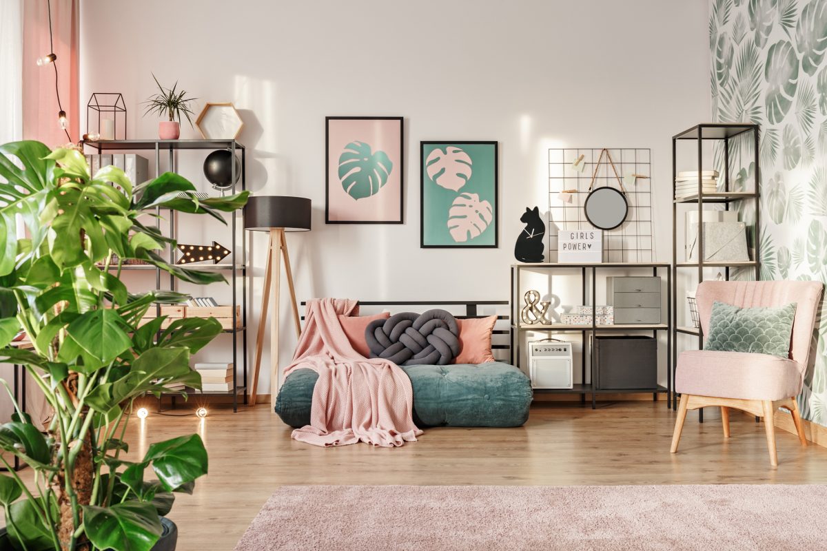 Salon avec déco design rose pastel et vert