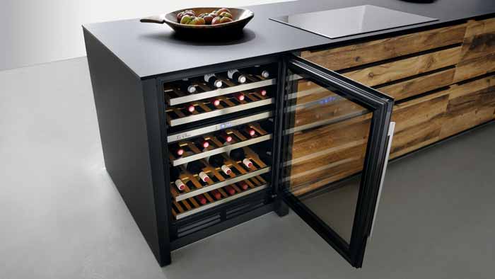 cuisine équipée sur mesure noir et bois avec cave à vin