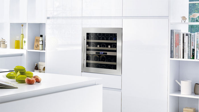 cuisine équipée blanche avec cave à vin intégrée