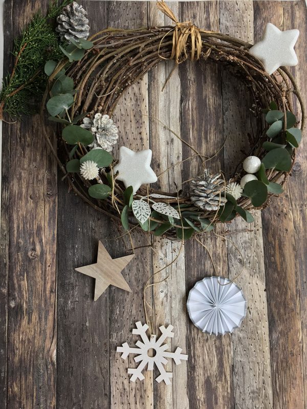 Couronne de Noël réalisé avec des branches d'eucalyptus vert et de saule tortueux.
