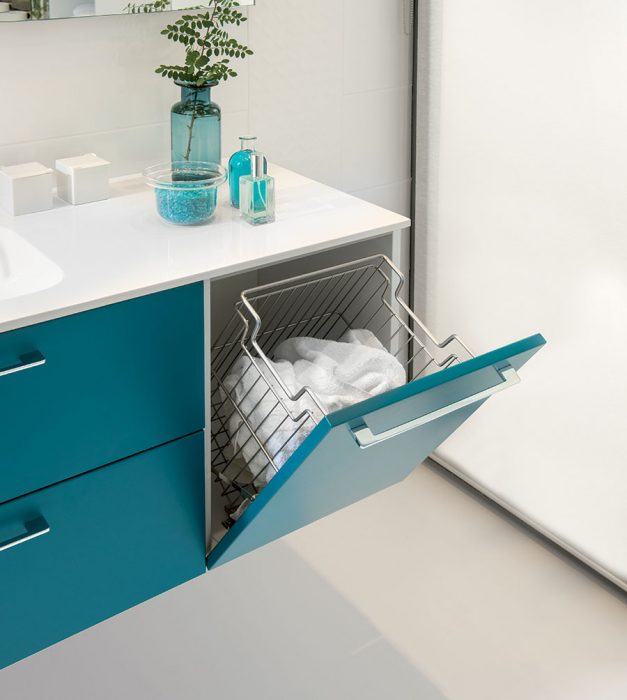 Meuble de salle de bain  : serviettes, produits de soins...