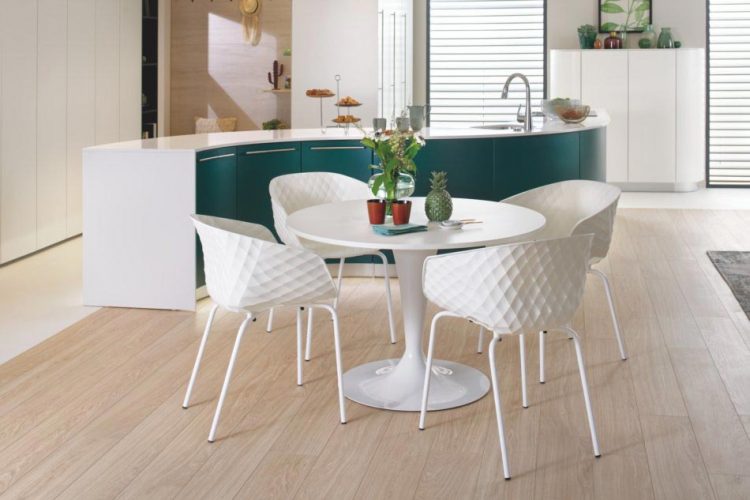 table calice et chaises globe effet matelassé avec ilot central en arrière plan