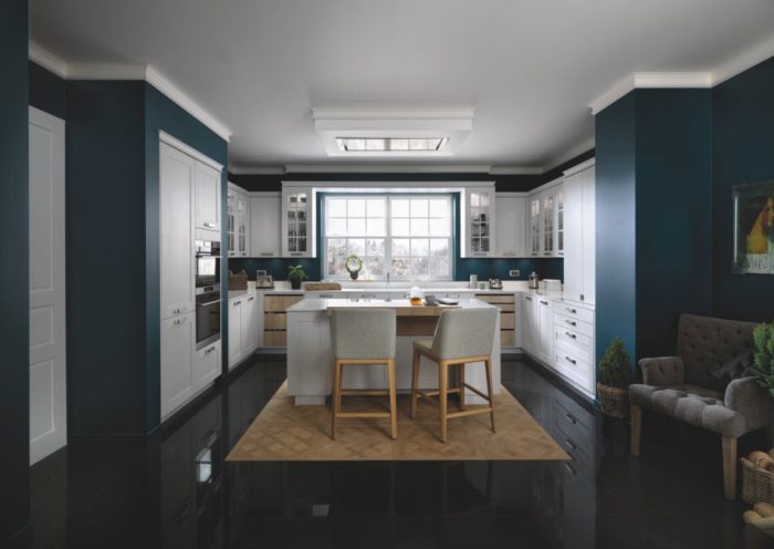 cuisine bleue classique avec ilot central