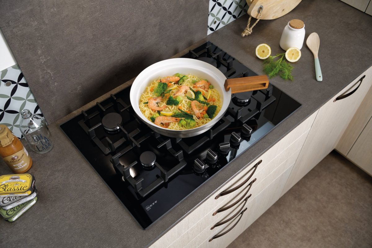 cuisine moderne avec plaque de cuisson gaz