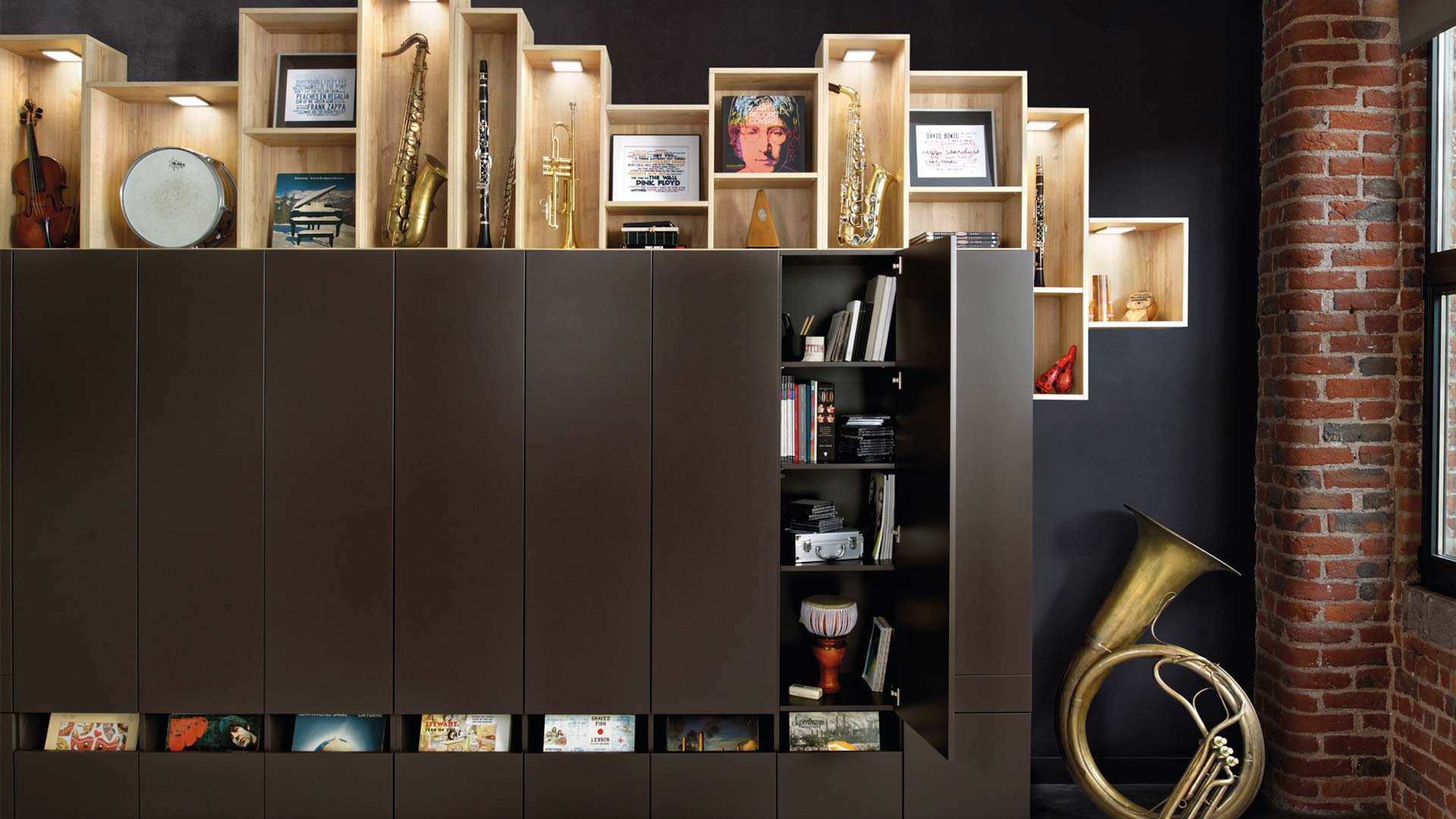 Bibliothèque moderne sur mesure avec portes battantes