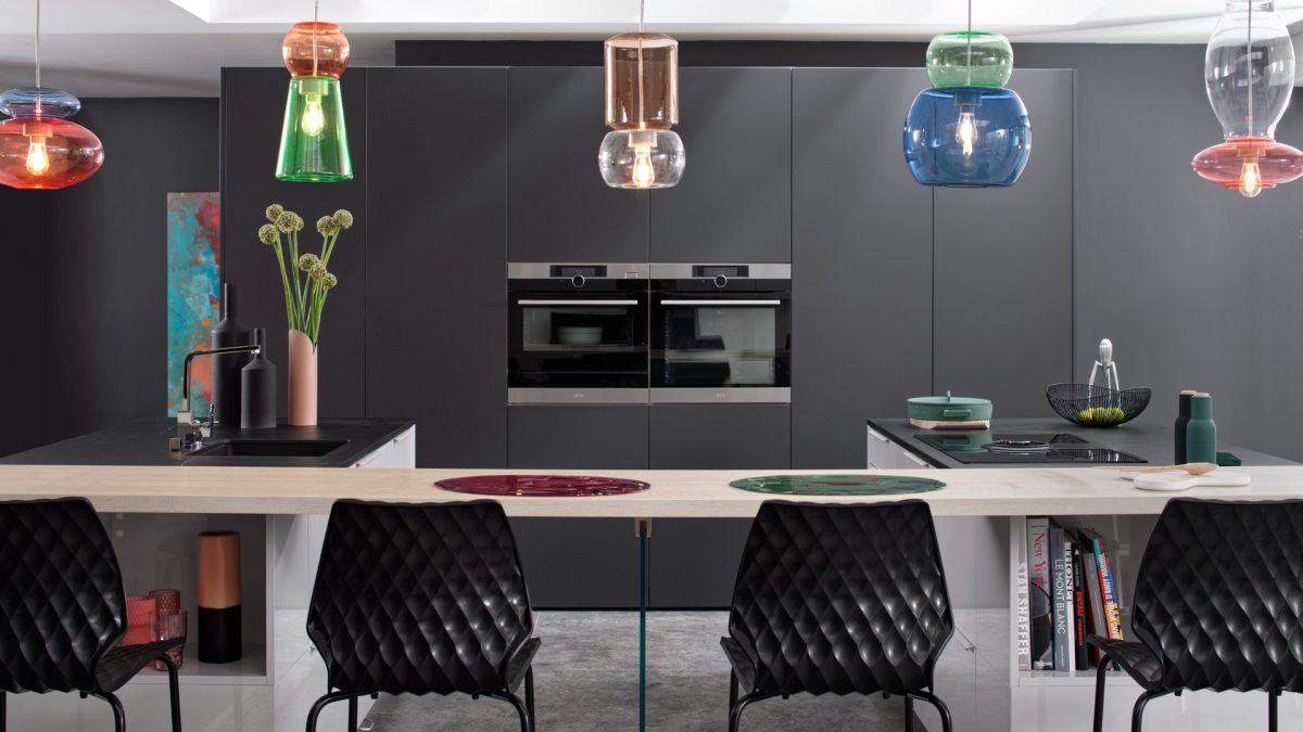 Cuisine noire tendance avec façades effet mat