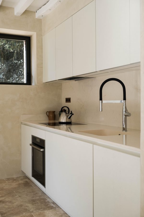 Una cocina blanca sin tiradores...