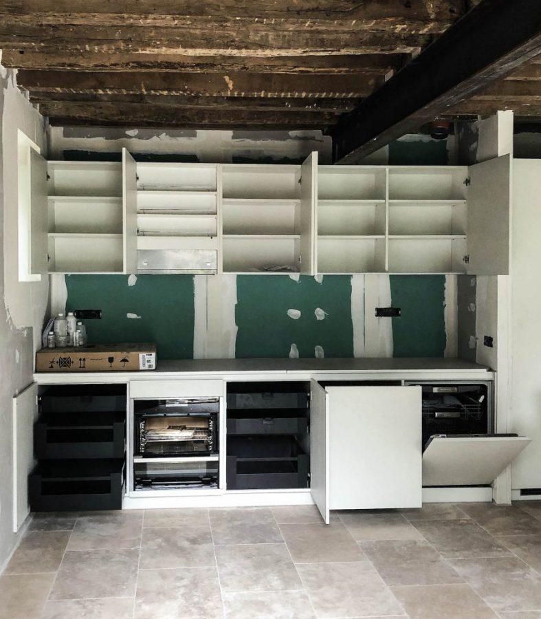 Instalación de los muebles altos y bajos de la cocina.