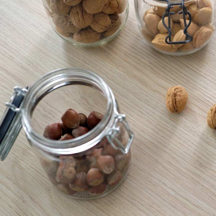 Conservation des fruits secs en bocaux.