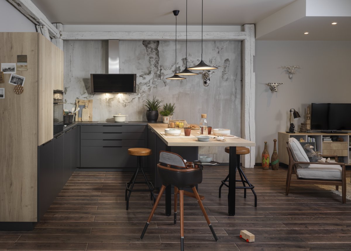 Petite cuisine ouverte sur le salon avec un mur en papier peint