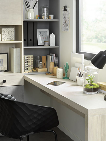 Bureau lumineux installé devant la fenêtre.