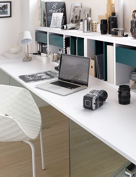 Optez pour des objets vintage sur un bureau épuré.