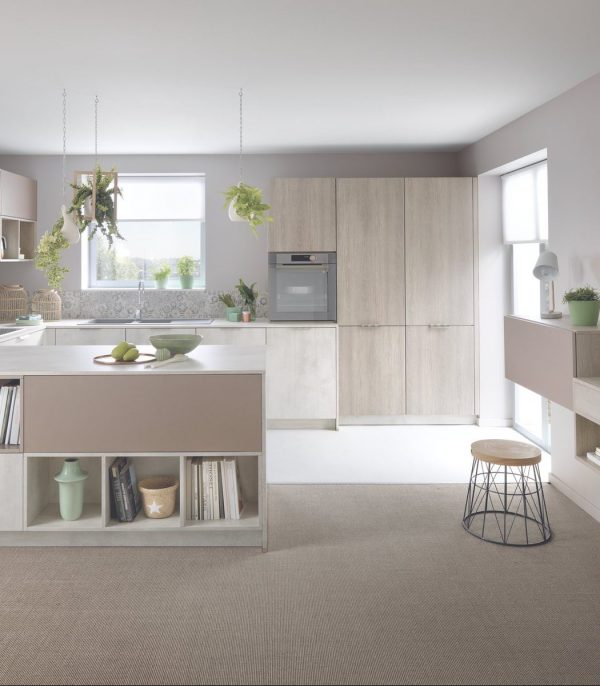Cocina en U de color pastel...