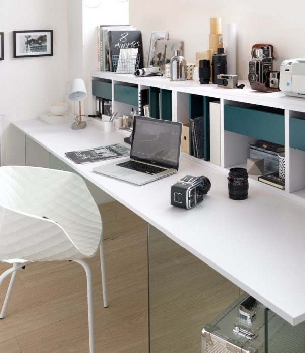 Escritorio blanco con soporte de cristal
