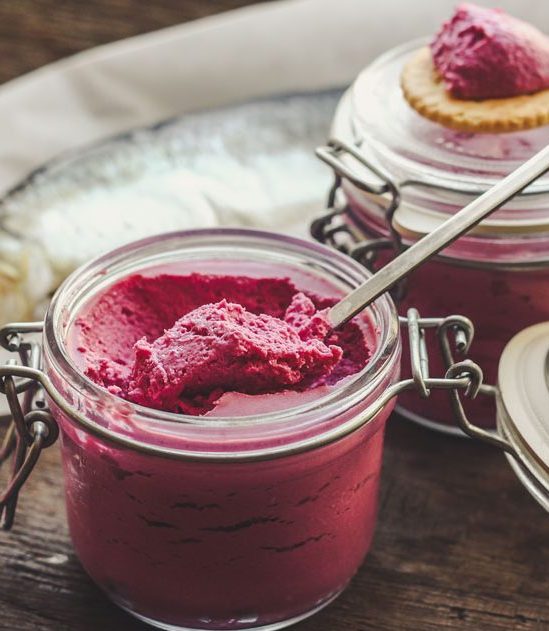 Verrines de betteraves au fromage de chèvre frais.