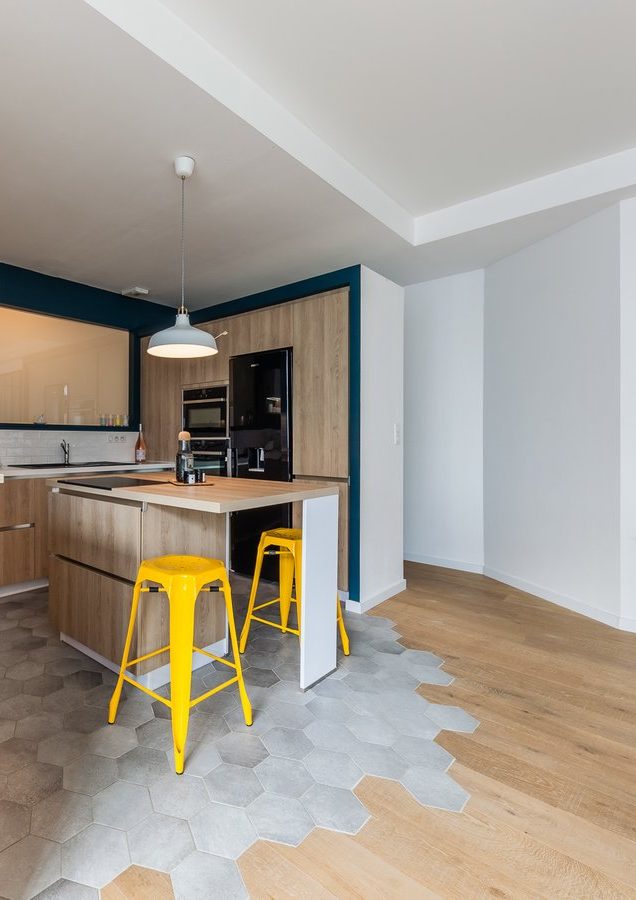 Séparation avec carrelage hexagonale et parquet.