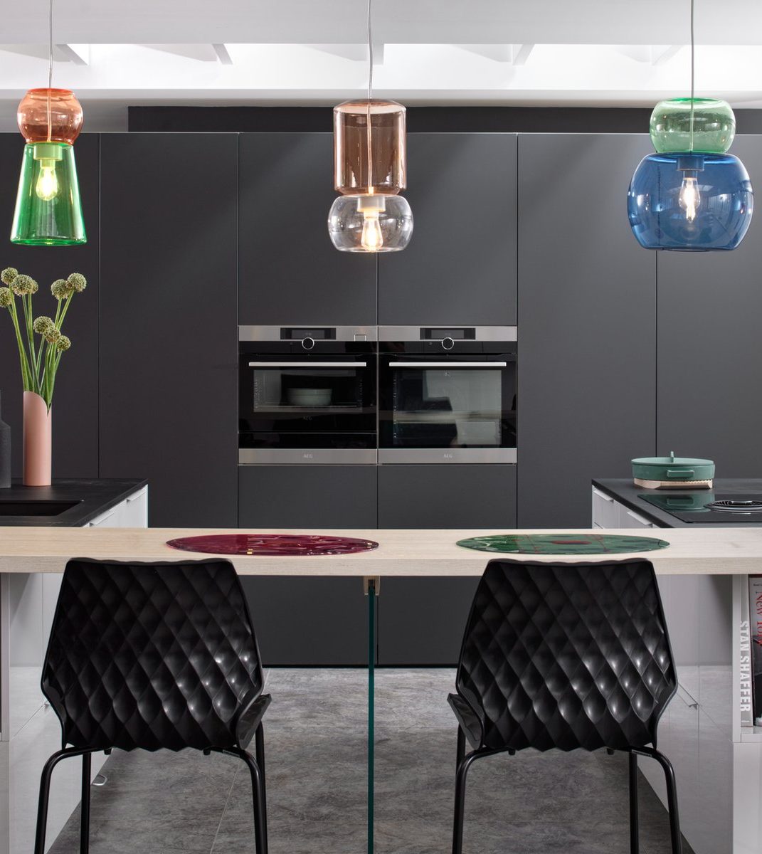 Lustres décoratifs qui délimitent parfaitement la pièce. 