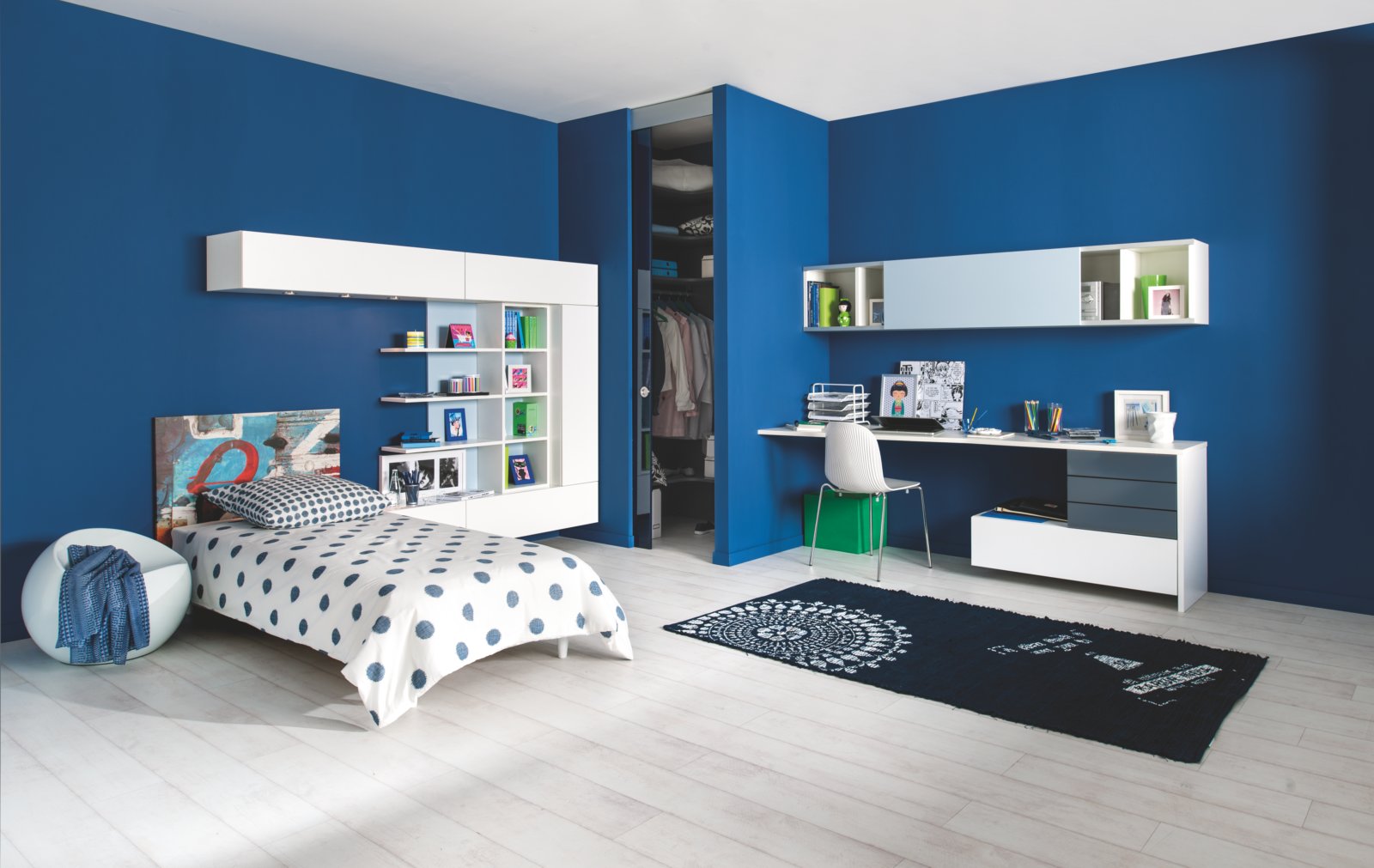 Chambre enfant bleue et blanche avec bureau