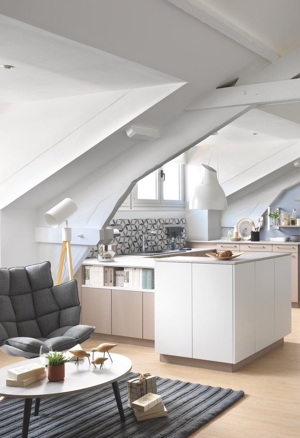 Créez une sensation d'espace en repeignant les poutres apparentes en blanc.
