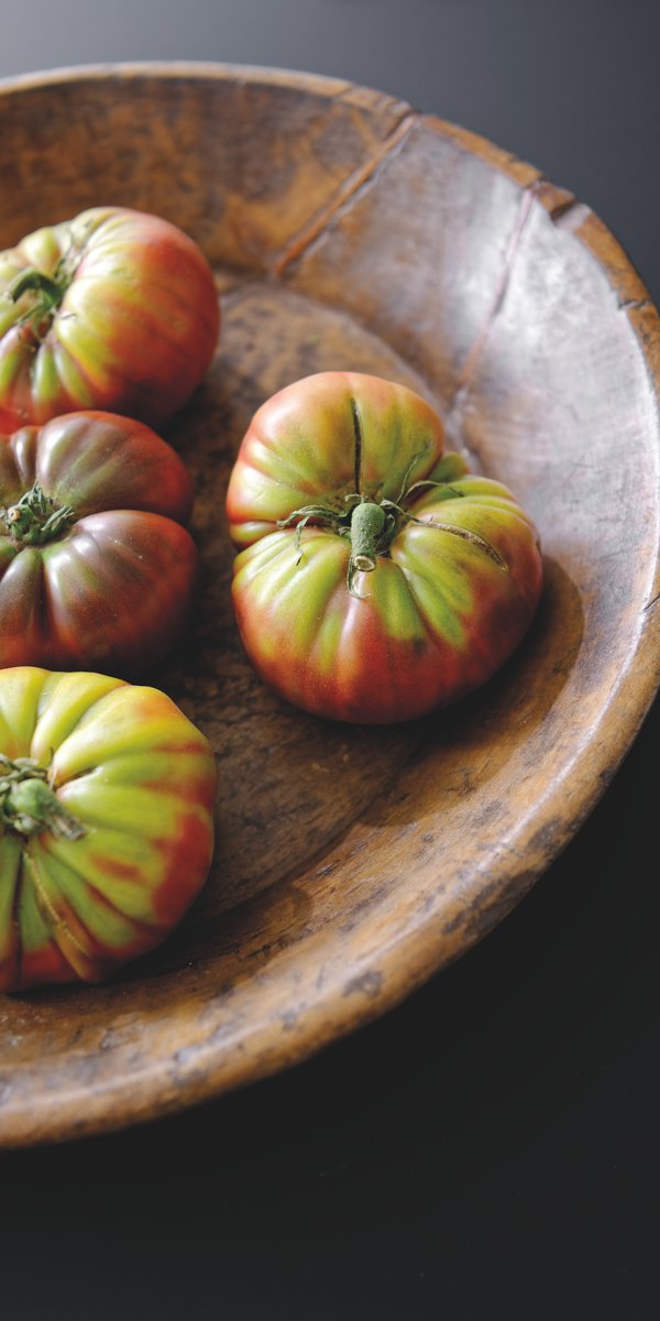 Dégustez de savoureuses tomates mûries sous le soleil. 