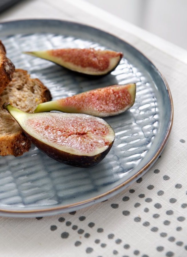 De délicieuses figues à manger avec du pains aux céréales accompagné d'un délicieux fromage de saison. 