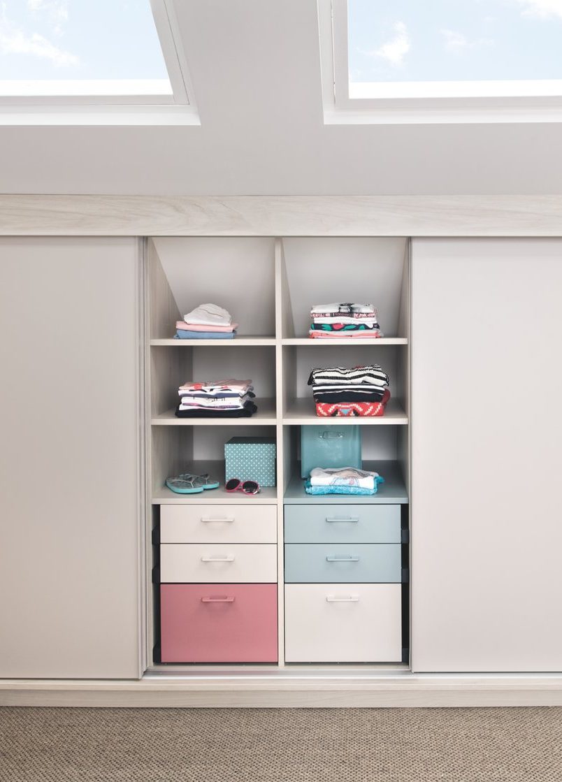 Aménagez des rangements et caissons sur-mesure pour optimiser votre pièce sous-pente.
