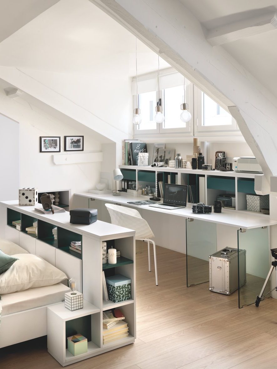 Aménagez un espace de travail lumineux sous vos combles.