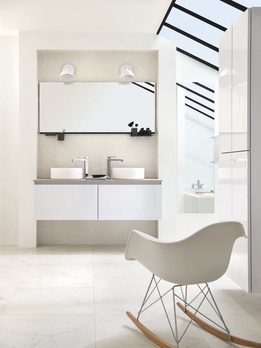 Les miroirs et le ton sur ton blanc apportent plus de clarté et de volume à cet espace bains.